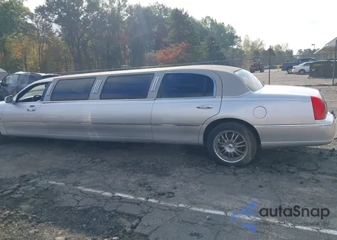 2008 Lincoln Town Car Executive z USA, uszkodzony, nr VIN 2L1FM88W28X658466